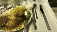 Tahun 2018, Tom Lembong pamer foto makanan di Twitter. Namun foto ini menunjukkan ada pecahan kaca dalam makanan yang ia terima dalam penerbangan dari Jakarta ke Singapura. Foto: Instagram dan Twitter Tom Lembong