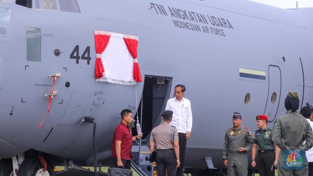 Presiden Joko Widodo didampingi Menter Pertahanan Prabowo Subianto menarik tirai merah putih saat menghadiri penyerahaan pesawat C-130J A-1344 Super Hercules, helikopter AS-550 Fennec, dan helikopter AS-565 dari Kementerian Pertahanan (Kemhan) ke TNI AU di Terminal Selatan Lanud Halim Perdanakusuma, Jakarta, Rabu (23/1/2024). (CNBC Indonesia/Faisal Rahman)