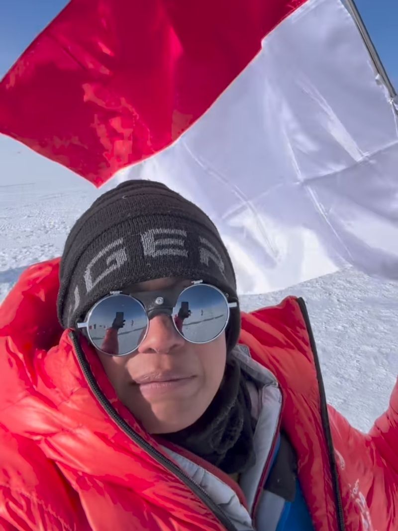 Putri Handayani kibarkan Bendera Merah Putih ketika di Kutub Selatan (Foto: Instagram.com/putri.handayani22)