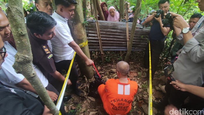 Rekonstruksi kasus tukang pijat bunuh dan mutilasi pria Surabaya