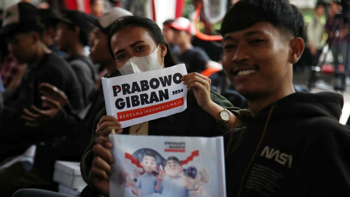 Wakil Komandan Tim Delta TKN Prabowo-Gibran La Ode Labsin Naadu menerima dukungan dari Perkumpulan Muda Prabowo-Gibran (Pemda Prabowo-Gibran) yang diketuai oleh Saeful Jamil di kediaman Prabowo Subianto, Kertanegara, Kebayoran Baru, Jakarta Selatan, Rabu (24/1/2024).