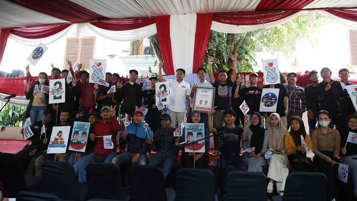 Wakil Komandan Tim Delta TKN Prabowo-Gibran La Ode Labsin Naadu menerima dukungan dari Perkumpulan Muda Prabowo-Gibran (Pemda Prabowo-Gibran) yang diketuai oleh Saeful Jamil di kediaman Prabowo Subianto, Kertanegara, Kebayoran Baru, Jakarta Selatan, Rabu (24/1/2024).