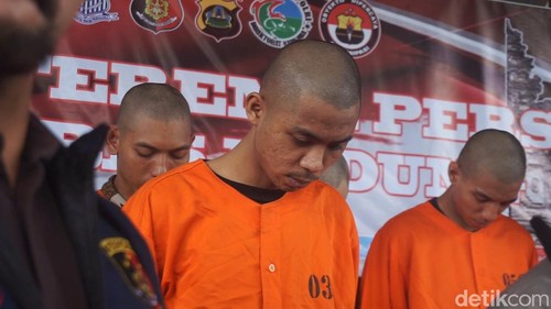 Roni Saputra (23), salah satu tersangka pengeroyok pria Buleleng di Badung. Ia menusuk dada Adhi Krismawan dengan pisau hingga tewas. (Foto: Agus Eka/detikBali)