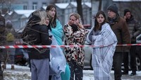 Zelensky mengatakan sekitar 139 rumah rusak dalam serangan itu. Dia menyebut Rusia telah menembakkan lebih dari 40 rudal ke Ukraina. 