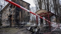 Tampak sisa-sia rudal Rusia yang menghantam dekat sebuah gedung di Kyiv, 23 Januari 2024.