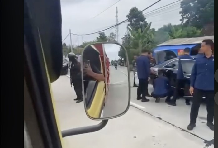 Screenshot video viral yang menyebut mobil kepresidenan mengalami kebocoran ban