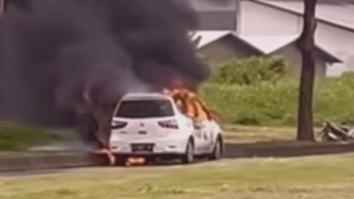 Sebuah mobil terbakar di Kota Semarang, Rabu (24/1/2024).