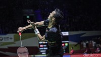 Di menit akhir, Jonatan mencoba memperkecil keadaan. Smash-smash keras dia keluarkan.  