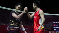 Kedua pemain bersalaman seusai pertandingan.  