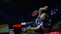 Gregoria kembali memegang kendali permainan di gim kedua. Namun, Li juga bisa merapatkan jarak hingga selisih satu poin di kedudukan 10-9 untuk keunggulan Gregoria.  