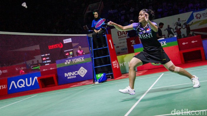 Senyum Gregoria Usai Kalahkan Wakil Jerman di Indonesia Masters Gregoria Mariska Tunjung mengawali kiprahnya di Indonesia Masters 2024 dengan baik. Gregoria mengalahkan wakil Jerman Yvonne Li dua gim langsung untuk lolos ke 16 besar.