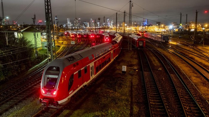 Serikat Masinis Jerman Mogok Kerja Lagi, Protes Upah dan Jam Kerja ICE trains are parked outside the central station in Frankfurt, Germany, Wednesday, Jan. 24, 2024. German train drivers' union GDL has called for a six-days lasting strike starting early Wednesday. (AP Photo/Michael Probst)