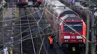 GDL berpendapat bahwa hal ini akan membuat pekerjaan di bidang perkeretaapian menjadi lebih menarik dan membantu menarik anggota baru, sementara Deutsche Bahn mengatakan tuntutan serikat pekerja tersebut tidak praktis. AP/Matthias Schrader