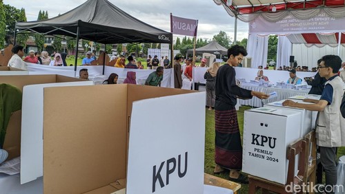 Simulasi Pemungutan dan Penghitungan Surat Suara di Lapangan Karang Genteng, Kelurahan Pagutan Kota Mataram, Rabu (23/1/2024). (Ahmad Viqi/detikBali).