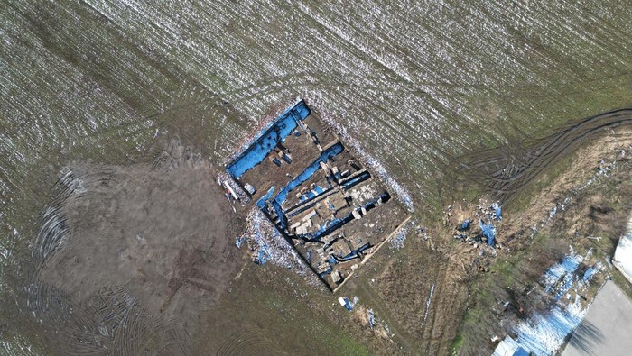 Miomir Korac, the leading archaeologist, poses next to a maquette of an ancient Roman triumphal arch, the remains of which were discovered at the site of Viminacium, a former Roman settlement near the town of Kostolac, Serbia, January 22, 2024. REUTERS/Branko Filipovic
