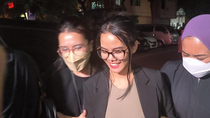 Siskaeee tiba di Polda Metro Jaya usai ditangkap (Wildan/detikcom)