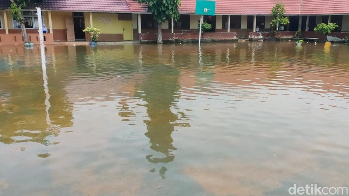 Siswa SMP Negeri 25 Palembang terpaksa pulang lebih awal dari jam biasanya, karena 2 ruang kelas terendam banjir.