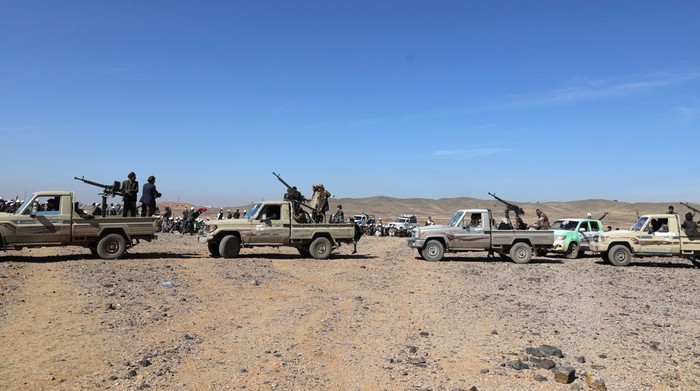 Situasi di Laut Merah Memanas, Houthi Rekrut Puluhan Ribu Pejuang Yaman Tribesmen loyal to the Houthis stand during a military parade for new tribal recruits amid escalating tensions with the U.S.-led coalition in the Red Sea, in Bani Hushaish, Yemen January 22, 2024. REUTERS/Khaled Abdullah
