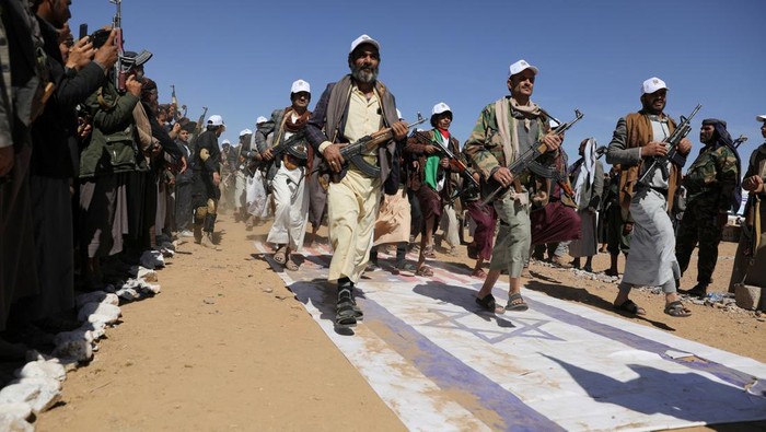 Situasi di Laut Merah Memanas, Houthi Rekrut Puluhan Ribu Pejuang Yaman Tribesmen loyal to the Houthis stand during a military parade for new tribal recruits amid escalating tensions with the U.S.-led coalition in the Red Sea, in Bani Hushaish, Yemen January 22, 2024. REUTERS/Khaled Abdullah