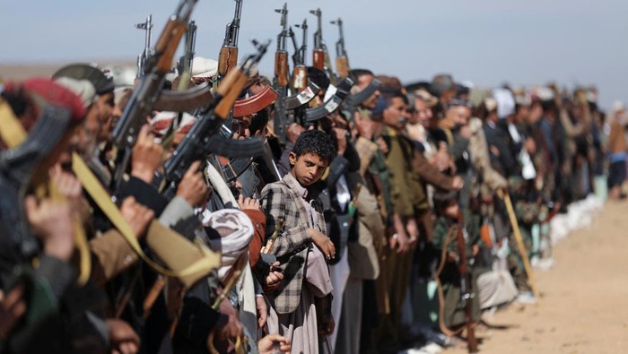 Tribesmen loyal to the Houthis stand during a military parade for new tribal recruits amid escalating tensions with the U.S.-led coalition in the Red Sea, in Bani Hushaish, Yemen January 22, 2024. REUTERS/Khaled Abdullah