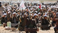 Houthi menggelar parade militer untuk 20 ribu rekturan yang telah lulus dari pelatihan militer singkat.  