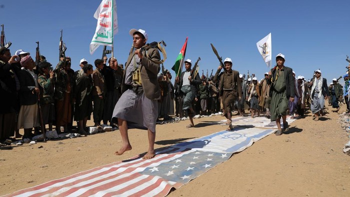 Tribesmen loyal to the Houthis stand during a military parade for new tribal recruits amid escalating tensions with the U.S.-led coalition in the Red Sea, in Bani Hushaish, Yemen January 22, 2024. REUTERS/Khaled Abdullah