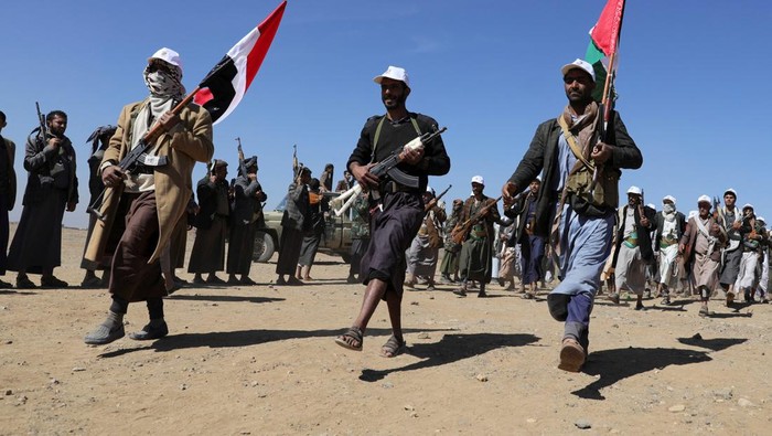 Tribesmen loyal to the Houthis stand during a military parade for new tribal recruits amid escalating tensions with the U.S.-led coalition in the Red Sea, in Bani Hushaish, Yemen January 22, 2024. REUTERS/Khaled Abdullah