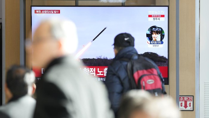 South Korea Koreas Tensions A TV screen shows a report of North Korea's cruise missiles with file footage during a news program at the Seoul Railway Station in Seoul, South Korea, Wednesday, Jan. 24, 2024. South Korea's military says North Korea fired several cruise missiles into waters off its western coast, adding to a provocative run of weapons demonstrations in the face of deepening nuclear tensions with the United States, South Korea and Japan. The part of letters read