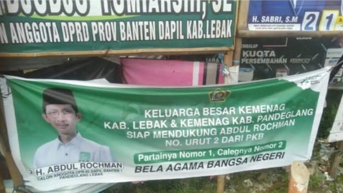 Spanduk berlogo Kemenag dukung caleg DPR di Lebak (dok. Istimewa)