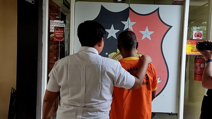 SU, pelalku pencabulan anak lelaki di Lamongan saat ditangkap