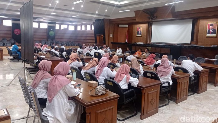 Suasana audiensi tenaga honorer kesehatan di kantor DPRD Kota Tasikmalaya.