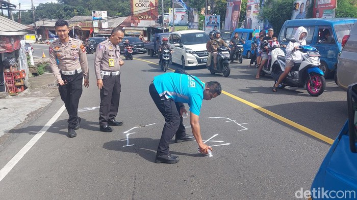 Subdit Gakkum Polda Jabar menggelar olah tempat kejadian perkara (TKP) di lokasi kecelakaan beruntun dan melukai 17 orang di Jl Raya Puncak, Bogor, Jawa Barat. (M Sholihin/detikcom)
