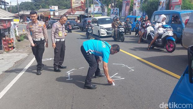 Subdit Gakkum Polda Jabar menggelar olah tempat kejadian perkara (TKP) di lokasi kecelakaan beruntun dan melukai 17 orang di Jl Raya Puncak, Bogor, Jawa Barat. (M Sholihin/detikcom)