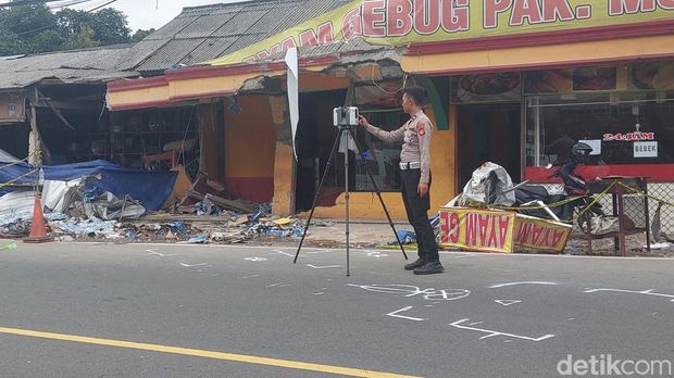 Subdit Gakkum Polda Jabar menggelar olah tempat kejadian perkara (TKP) di lokasi kecelakaan beruntun dan melukai 17 orang di Jl Raya Puncak, Bogor, Jawa Barat. (M Sholihin/detikcom)