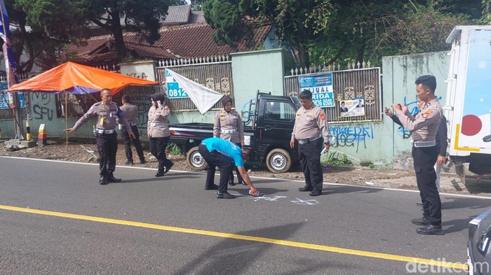 Subdit Gakkum Polda Jabar menggelar olah tempat kejadian perkara (TKP) di lokasi kecelakaan beruntun dan melukai 17 orang di Jl Raya Puncak, Bogor, Jawa Barat. (M Sholihin/detikcom)
