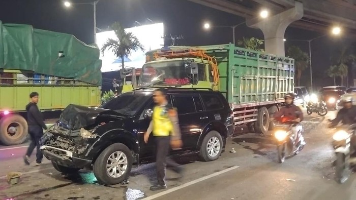 Tabrakan beruntun terjadi di simpang lampu merah bandara SMB II Palembang.
