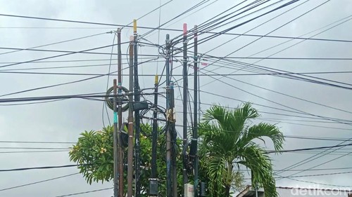 Tiang provider yang dipasang di wilayah Kecamatan Bebandem, Karangasem yang terkesan semrawut, Rabu (24/1/2024)