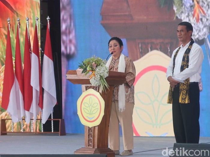 Caleg DPR RI dari Partai Gerindra, Siti Hediati Hariyadi saat meminta doa dan dukungan di acara pembinaan penyuluh pertanian dan petani Provinsi Daerah Istimewa Yogyakarta di Bantul Rabu (24/1/2024).