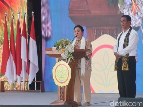 Caleg DPR RI dari Partai Gerindra, Siti Hediati Hariyadi saat meminta doa dan dukungan di acara pembinaan penyuluh pertanian dan petani Provinsi Daerah Istimewa Yogyakarta di Bantul Rabu (24/1/2024).