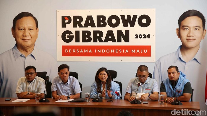 Wakil Ketua TKN Habiburokhman, Wakil Ketua TKN Meutya Hafid, dan Wakil Komandan TKN Alpha Fritz Edward Siregar menggelar konferensi pers di Media Center Prabowo Gibran, Jakarta, Rabu (24/1/2024). Mereka memberikan penjelasan terkait penyataan Jokowi soal presiden boleh memihak dan kampanye.