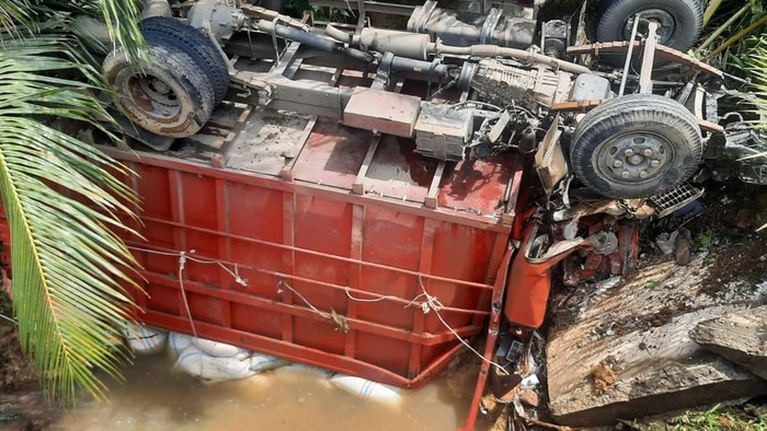 Truk angkut padi terjun ke jurang di Aceh Selatan, Aceh. (Foto: dok Ditlantas Polda Aceh).