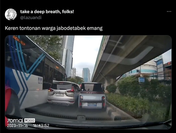 Viral Mobil Serempetan karena Tak Saling Mengalah