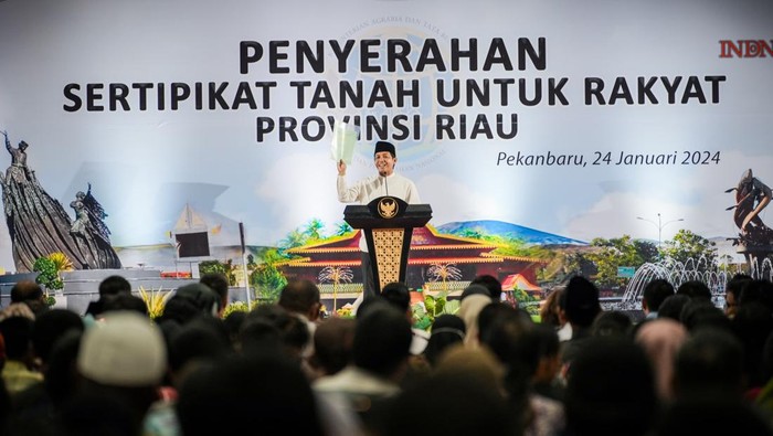 Wakil Menteri ATR/BPN Raja Juli bagikan 500 sertifikat tanah di Riau (dok.istimewa)
