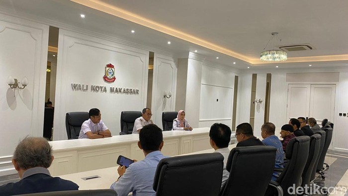 Wali Kota Makassar Danny Pomanto saat menerima aspirasi asosiasi pengusaha terkait kenaikan pajak hiburan.