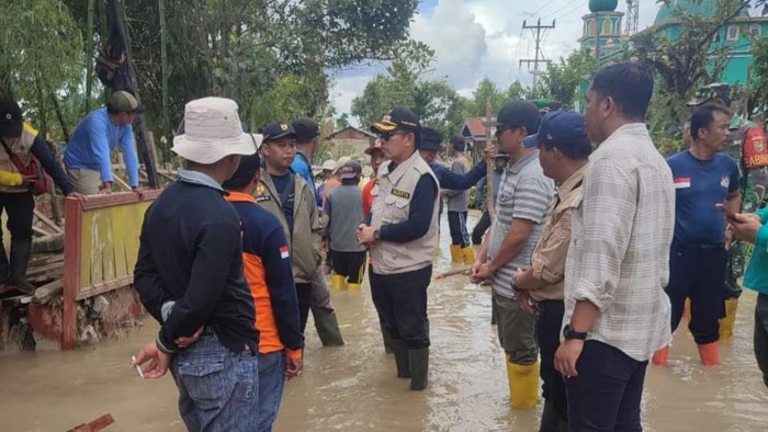 Wali Kota Sungai Penuh, Ahmadi Zubir saat cek banjir