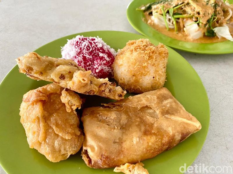 Warung Kang Mus : Kriuk Gurih Ayam Keramas dan Sambal Dadak ala Epy Kusnandar