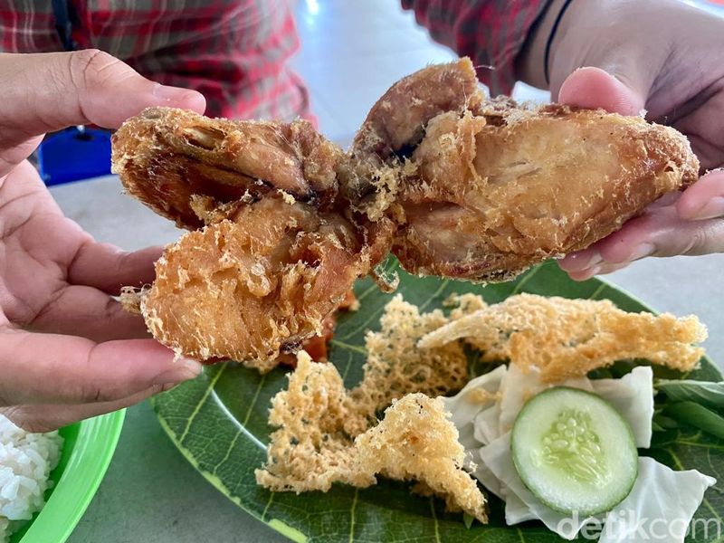 Warung Kang Mus : Kriuk Gurih Ayam Keramas dan Sambal Dadak ala Epy Kusnandar