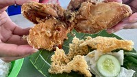 Nama ‘Keramas’ sendiri diambil dari kremesan ayam goreng yang renyah dan membalut bagian luar daging ayam. Teksturnya renyah dan garing.  Foto: detikFood