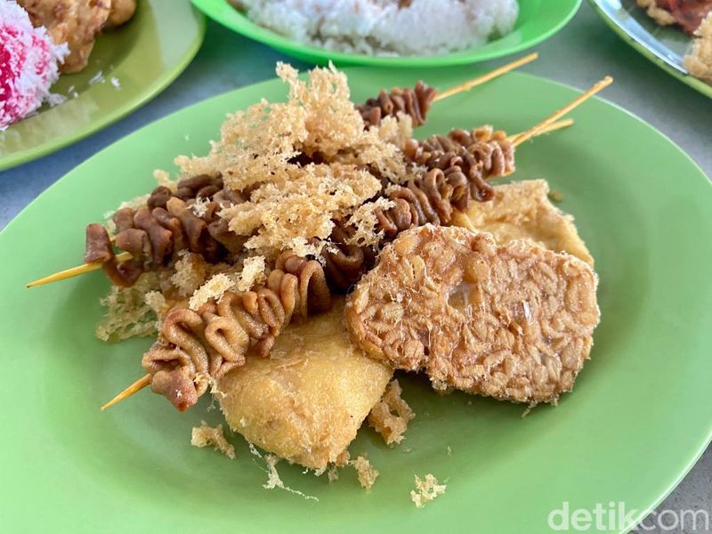 Warung Kang Mus : Kriuk Gurih Ayam Keramas dan Sambal Dadak ala Epy Kusnandar