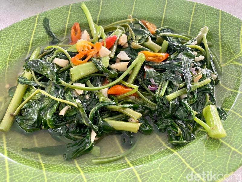 Warung Kang Mus : Kriuk Gurih Ayam Keramas dan Sambal Dadak ala Epy Kusnandar